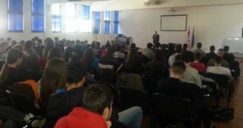 Ambasador Devenport posetio Matematičku gimnaziju u Beogradu