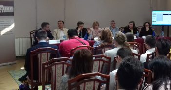 Србија напредовала у економији, док се питањима слободе медија и борбе против корупције треба више и ефикасније бавити