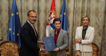 Амбасадор Сем Фабрици предао Годишњи извештај премијерки Ани Брнабић