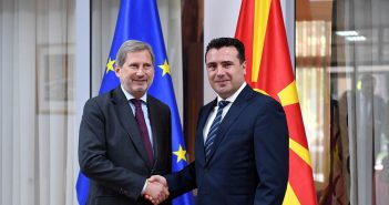 Komesar Han počeo posetu Severnoj Makedoniji i Srbiji
