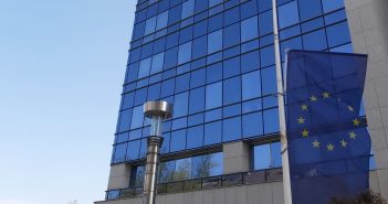 Zastave EU i zemalja članica u Srbiji na pola koplja