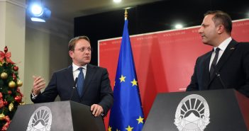 Komesar Varheji u poseti Severnoj Makedoniji i Albaniji