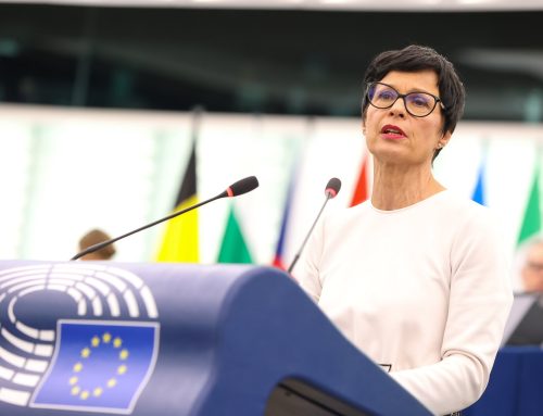 Govor komesarke Kos na plenarnom zasedanju Evropskom parlamentu o talasu nasilja i kontinuiranoj upotrebi sile protiv demonstranata u Srbiji