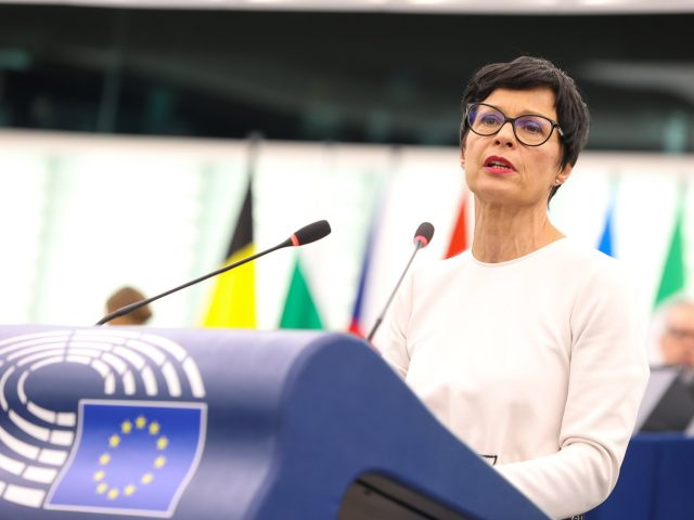 Govor komesarke Kos na plenarnom zasedanju Evropskom parlamentu o talasu nasilja i kontinuiranoj upotrebi sile protiv demonstranata u Srbiji